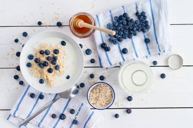 Taze yaban mersini ile yulaf lapası