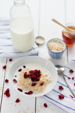 Cranberries ile yulaf lapası