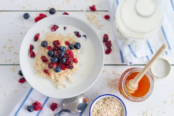 Kızılcık ve yaban mersini ile yulaf lapası