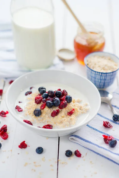 Kızılcık ve yaban mersini ile yulaf lapası