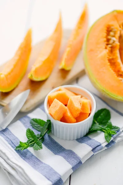Cantaloupemelon på tabellen trä — Stockfoto