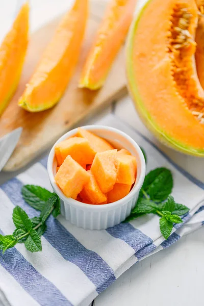 Cantaloupemelon på tabellen trä — Stockfoto