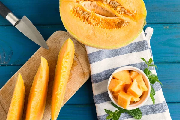 Cantaloupemelon på tabellen trä — Stockfoto