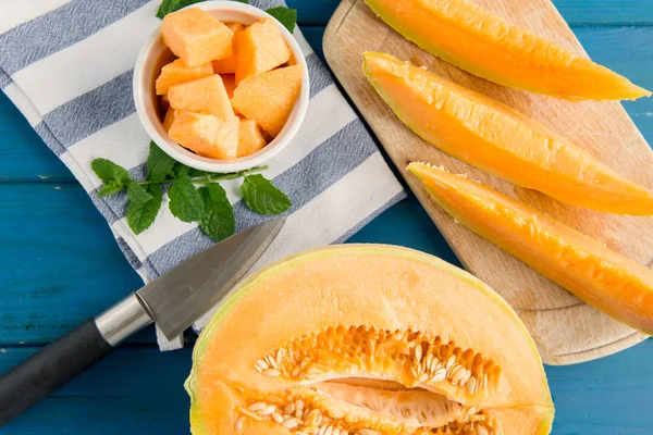 Cantaloupemelon på tabellen trä — Stockfoto