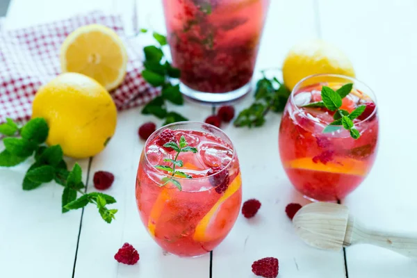 Taze ahududu limonata