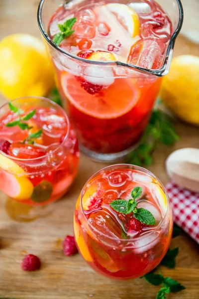 Taze ahududu limonata