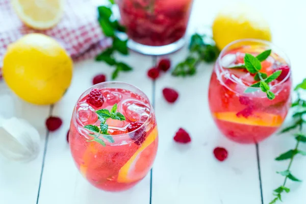 Fresh raspberry lemonade — Stock Photo, Image