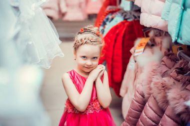 Küçük kız ve yeni elbiseler