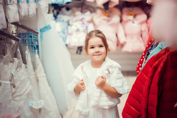 小さな女の子と新しい服 — ストック写真