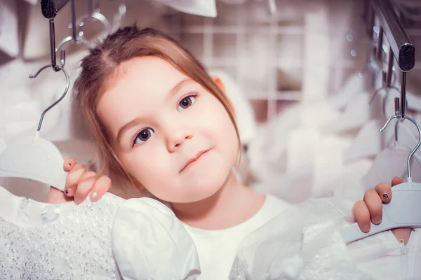 Menina e roupas novas — Fotografia de Stock