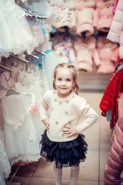 Niña y ropa nueva — Foto de Stock