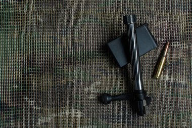 Çekim, karabina klip, cephane, yalan ve Çoklu Model arka plan üzerinde