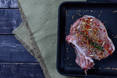 Otlar ve baharatlar ile ham kaburga.