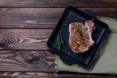 Otlar ve baharatlar ile ham kaburga.