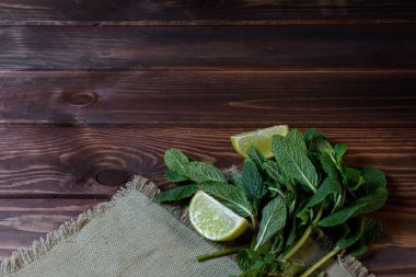 Demet taze nane ve limon dilim üzerinde eski bir woode peçeteyi