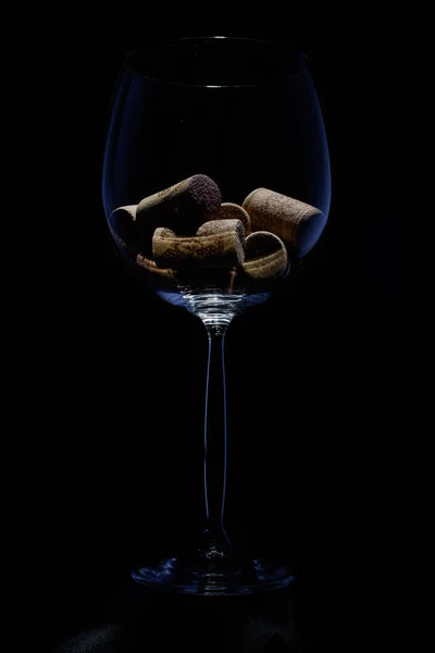 Nane ve limon bir cam bardak çay için yakındaki bir gemide yalan.