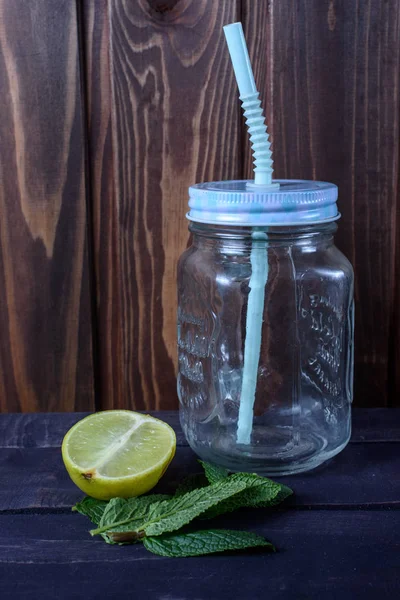 Nane ve limon bir cam bardak çay için yakındaki bir gemide yalan.