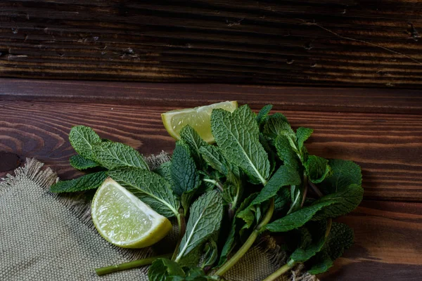 Demet taze nane ve limon dilim üzerinde eski bir woode peçeteyi