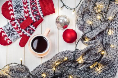 Noel. Ev rahatlık. Bir fincan sıcak bir içecek, çelenk, eldivenler.