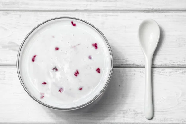 Jogurt Berry Talerz Łyżką Białym Tle Drewnianych — Zdjęcie stockowe