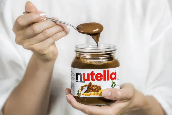 Kyiv, Ukrayna - 5 Ağustos 2017 Nutella kavanozu. Çikolata kremalı kaşık, tatlı..