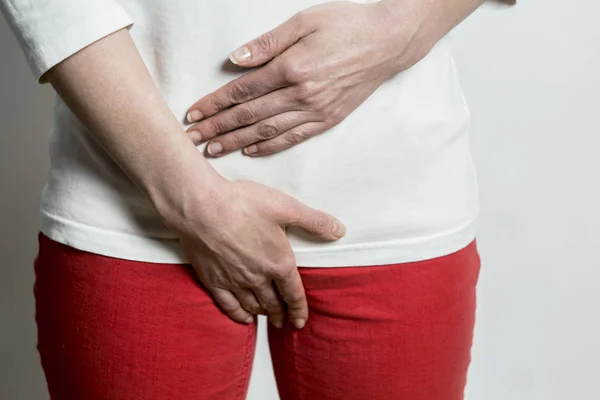 Una Donna Tiene Mani Sulla Pancia Periodi — Foto Stock