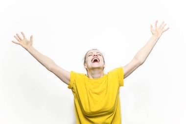 Kadın şok, çok mutlu. Çok mutlu bir kızdır.