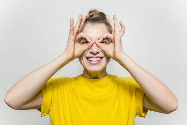 Retrato Mulheres Felizes Sorrindo Fazendo Óculos Dedo — Fotografia de Stock