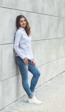 Güzel bir Hint kadın modern bir şehir arka planda. Bir kız, bir Brezilya güzel saçları olan bir öğrenci.