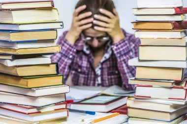 Kız kitap okuyor. Kitaplık'ta öğrenciyken konu öğretir.