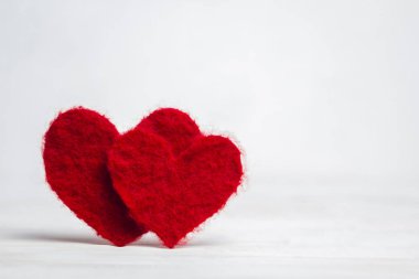 Kırmızı Kalpler, aşk, beyaz arka plan üzerinde sembolü.