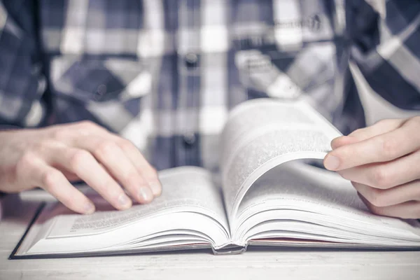 Uomo Sta Leggendo Libro Concetto Istruzione Uomo Tavolo Della Biblioteca — Foto Stock