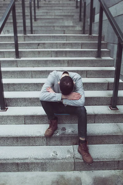 Homem Desesperado Deprimido Inclinou Cabeça Sentado Nos Degraus — Fotografia de Stock