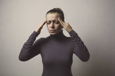 bir kadında baş ağrısı.