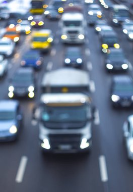 Trafikli şehir yolları. Odaklanmayın.