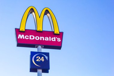 Kiev, Ukrayna - 14 Kasım, 2017-Mcdonald's logosu mavi gökyüzü. Fast food Restoran.