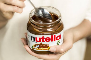 Kiev, Ukrayna - 5 Ağustos 2017: Nutella, kavanozda krem çikolata. Kaşık krem çikolata, tatlı.