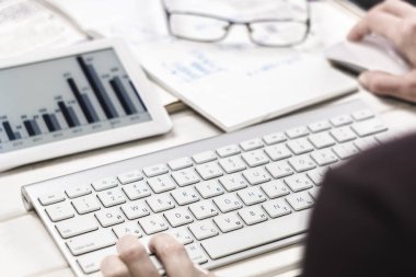 Office klavye üzerinde çalışma ve veri belgeleri masasının üzerinde çizim iş kadını.