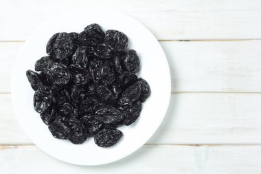 Tahta masadaki kuru erik kasesinde.