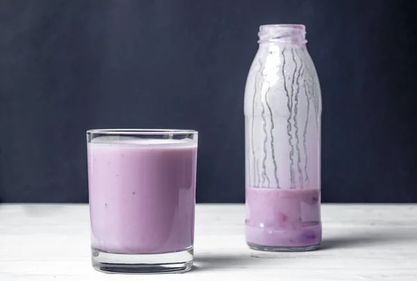 Productos Lácteos Yogur Fruta Vaso Sobre Fondo Una Botella — Foto de Stock