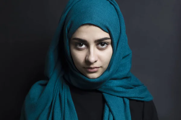 Portret Van Een Moslim Meisje Een Zwarte Achtergrond Arabische Vrouw — Stockfoto