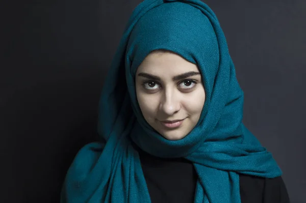 Egy Fekete Hátterű Muszlim Lány Portréja Arab Gyönyörű Szemekkel — Stock Fotó