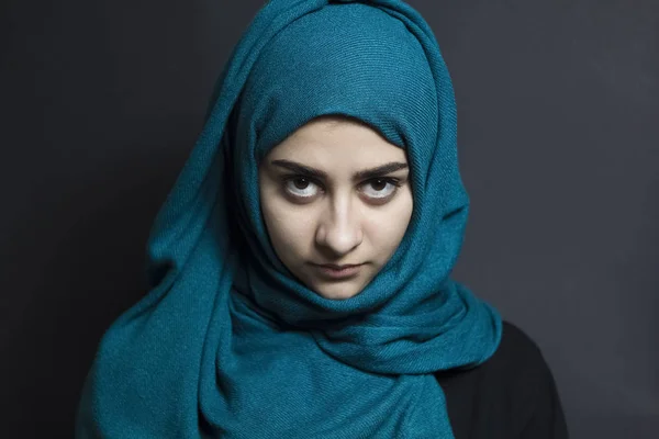 Ritratto Una Ragazza Musulmana Sfondo Nero Donna Araba Con Gli — Foto Stock