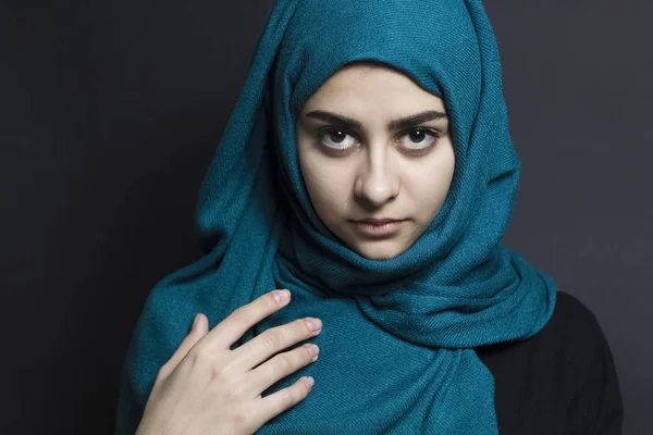 Portret Van Een Moslim Meisje Een Zwarte Achtergrond Arabische Vrouw — Stockfoto