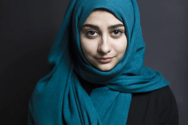 Portret Van Een Moslim Meisje Een Zwarte Achtergrond Arabische Vrouw — Stockfoto