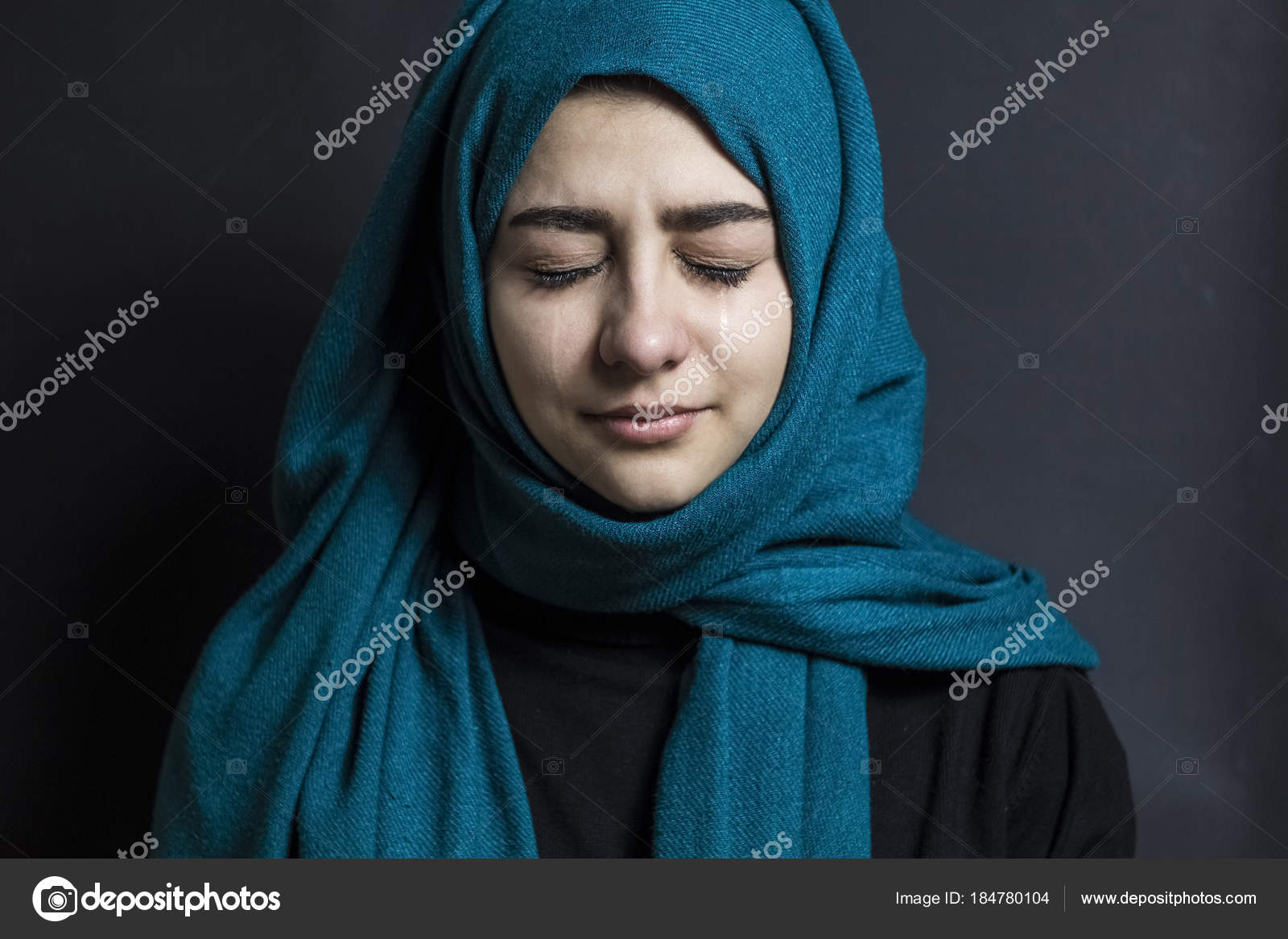 Perfil retrato de triste chorando mulher muçulmana preta em hijab