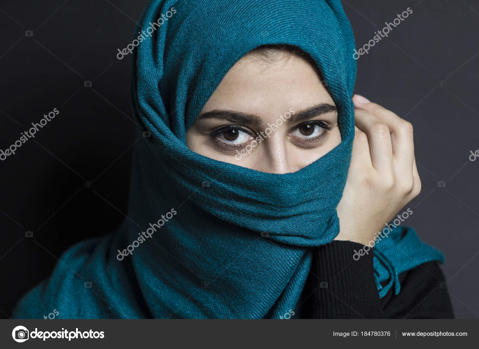 Perfil retrato de triste chorando mulher muçulmana preta em hijab