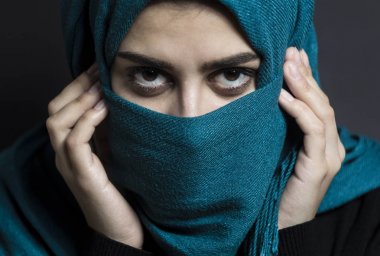 Güzel gözlü Müslüman bir kız. Hijab siyah bir zemin üzerine kadında genç Arap