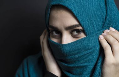 Güzel gözlü Müslüman bir kız. Arap güzel kadın.
