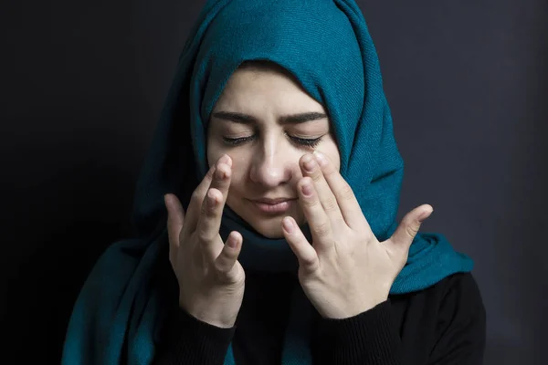 Una Triste Chica Musulmana Llorando Secándose Las Lágrimas Cara Sobre —  Fotos de Stock